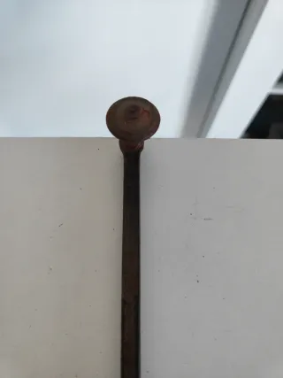 Pestillo antiguo de metal