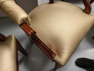 Juego de 4 sillas doradas