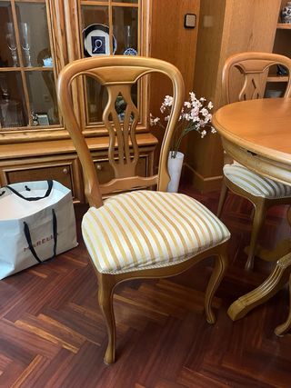 Mesa redonda extensible y 4 sillas tapizadas