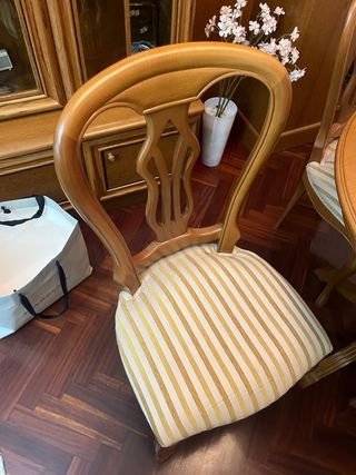 Mesa redonda extensible y 4 sillas tapizadas