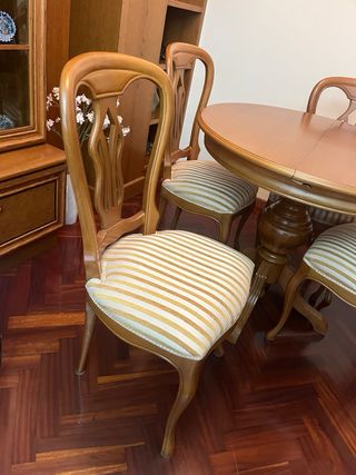 Mesa redonda extensible y 4 sillas tapizadas