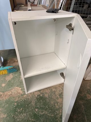 Armarios de baño blancos y madera