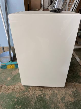 Armarios de baño blancos y madera