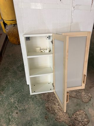 Armarios de baño blancos y madera