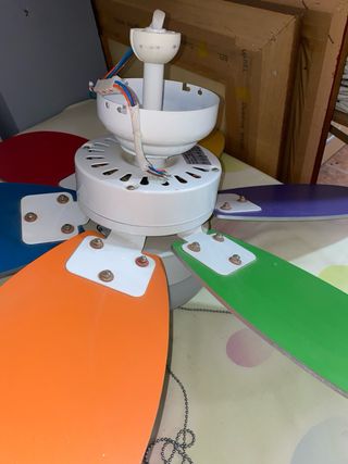 Ventilador infantil multicolor con luz. Buen estad
