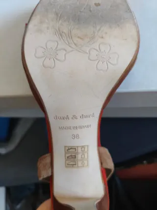 Sandalias tacón rojo con flor. Marca Durá&Durá.