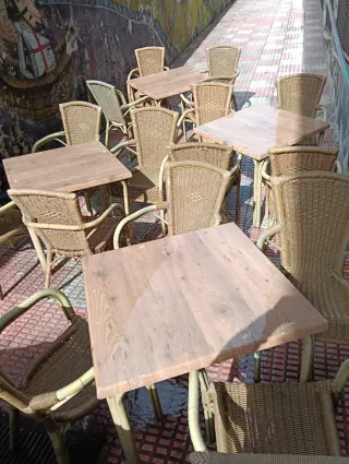 Conjunto mesas y sillas de mimbre