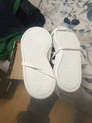 Zapatillas Adidas Blancas y Negras