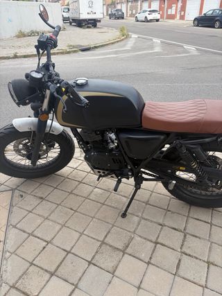 Cafe racer Mutt Akita 125 Negra/Dorada 15000km