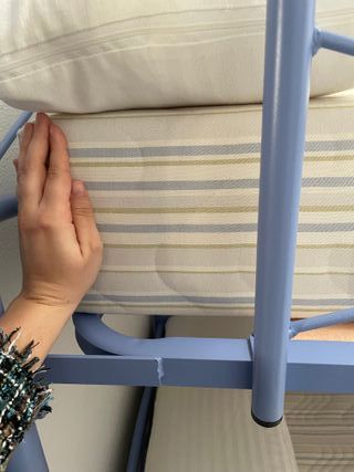 Litera de forja azul con escalera