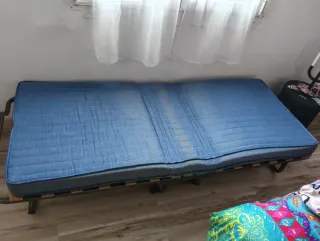 Cama Plegable Azul y Madera