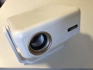 Proyector full HD 1080p con pantalla 120" y mando