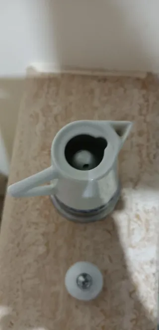Piccola caffettiera moka vintage in porcellana