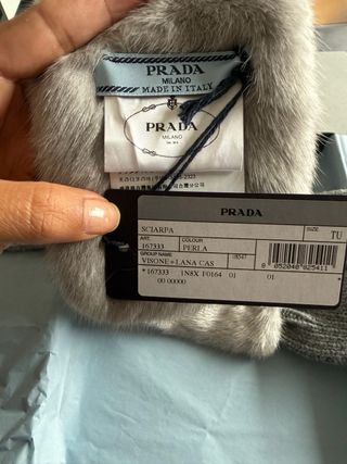 Bufanda Prada de pelo y lana gris con etiqueta
