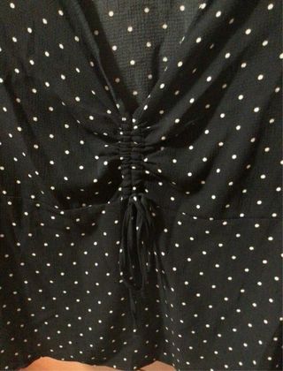 Camisa negra lunares