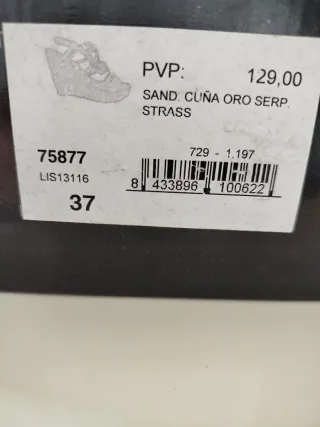 Sandalias doradas con pedrería de serpiente