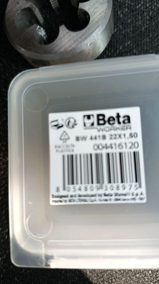 e una filiera tonda Beta Worker con misura M22x1,5