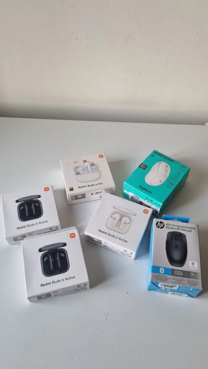 Lote de auriculares y ratones