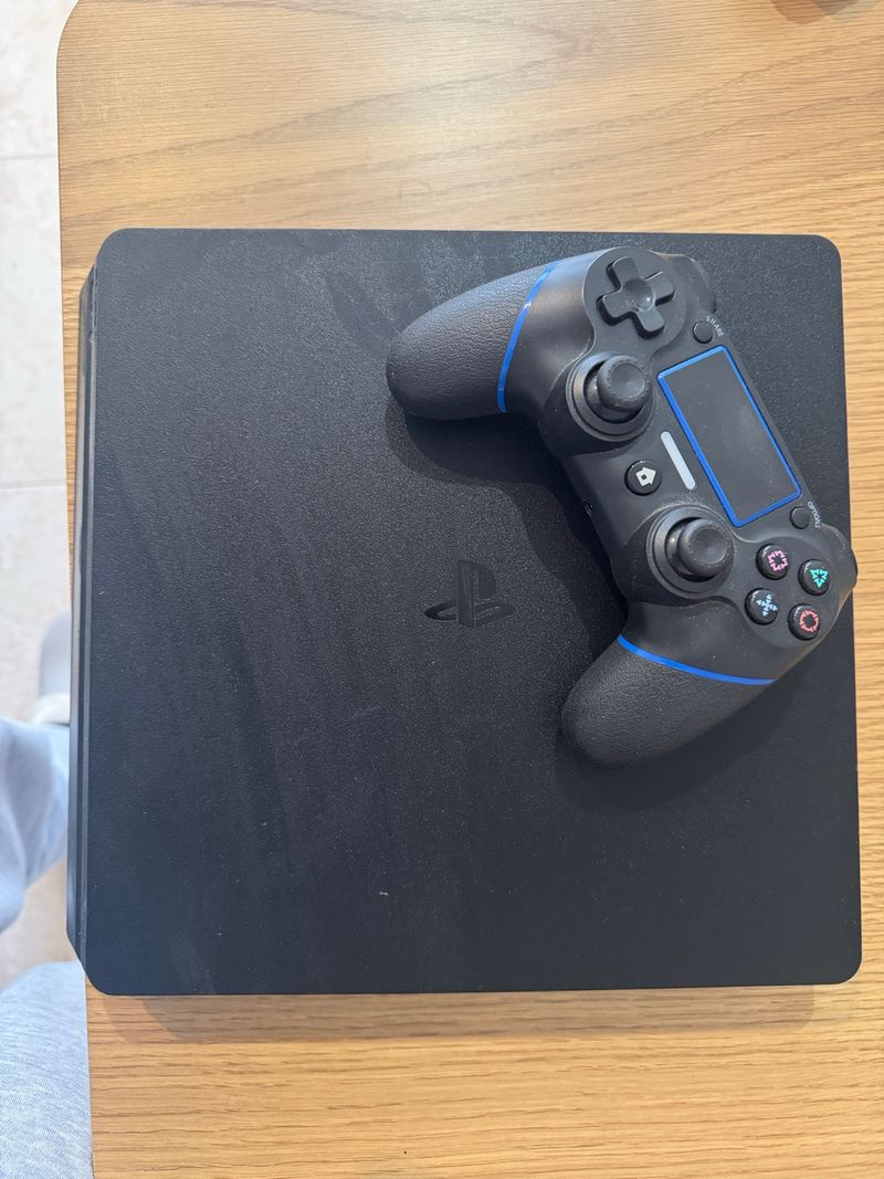 PS4 (PlayStation 4) Slim + Mando Negro/Azul