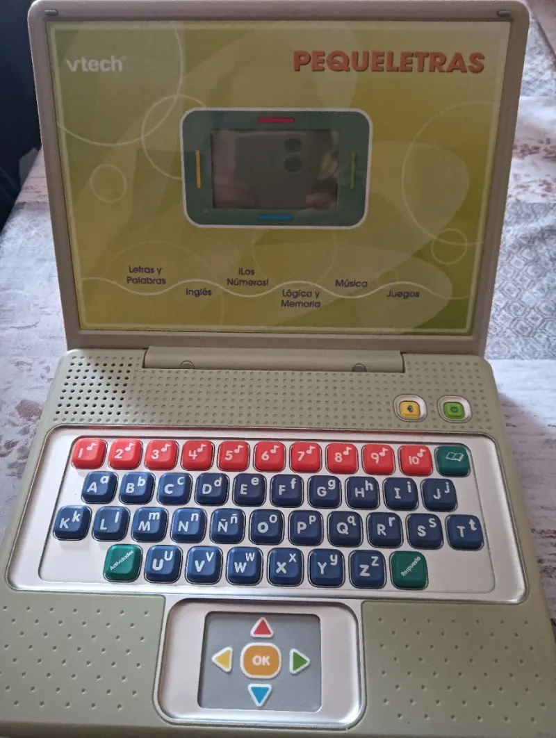 Portátil infantil  Pequeletras(funciona con pilas)