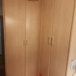 Armario de madera esquinero