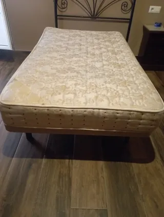 Base tapizada de seis patas y colchón 1'05..