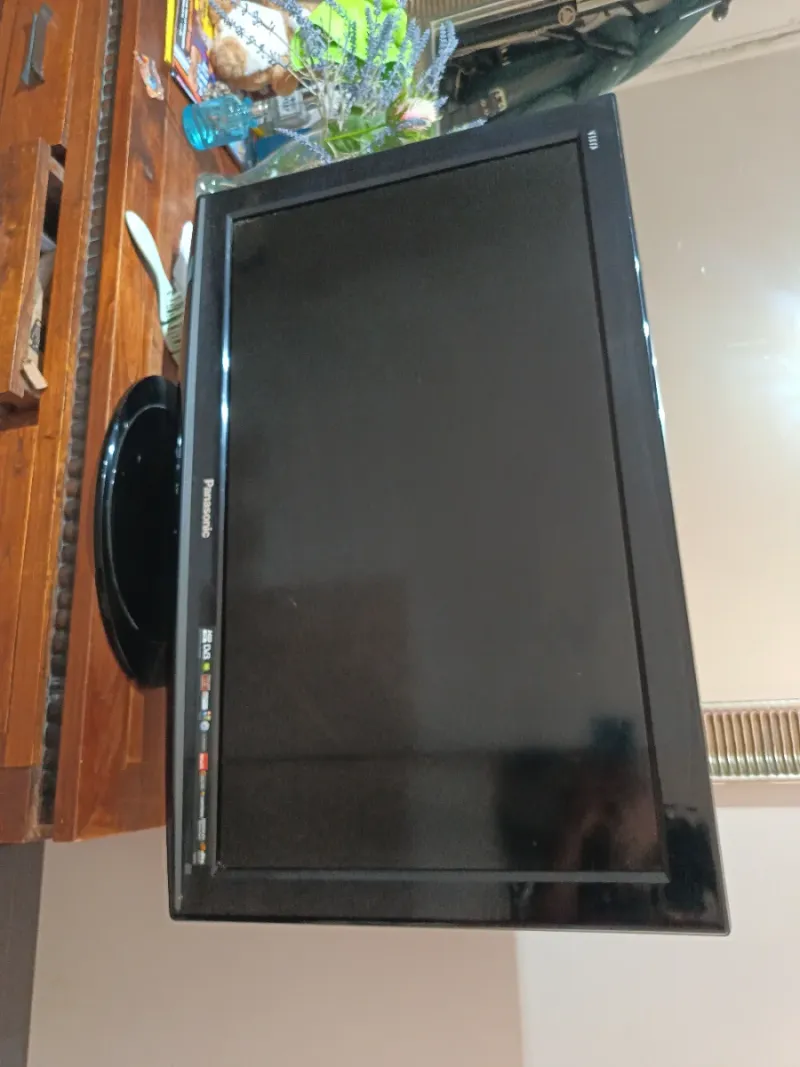 TV Panasonic HD con cables