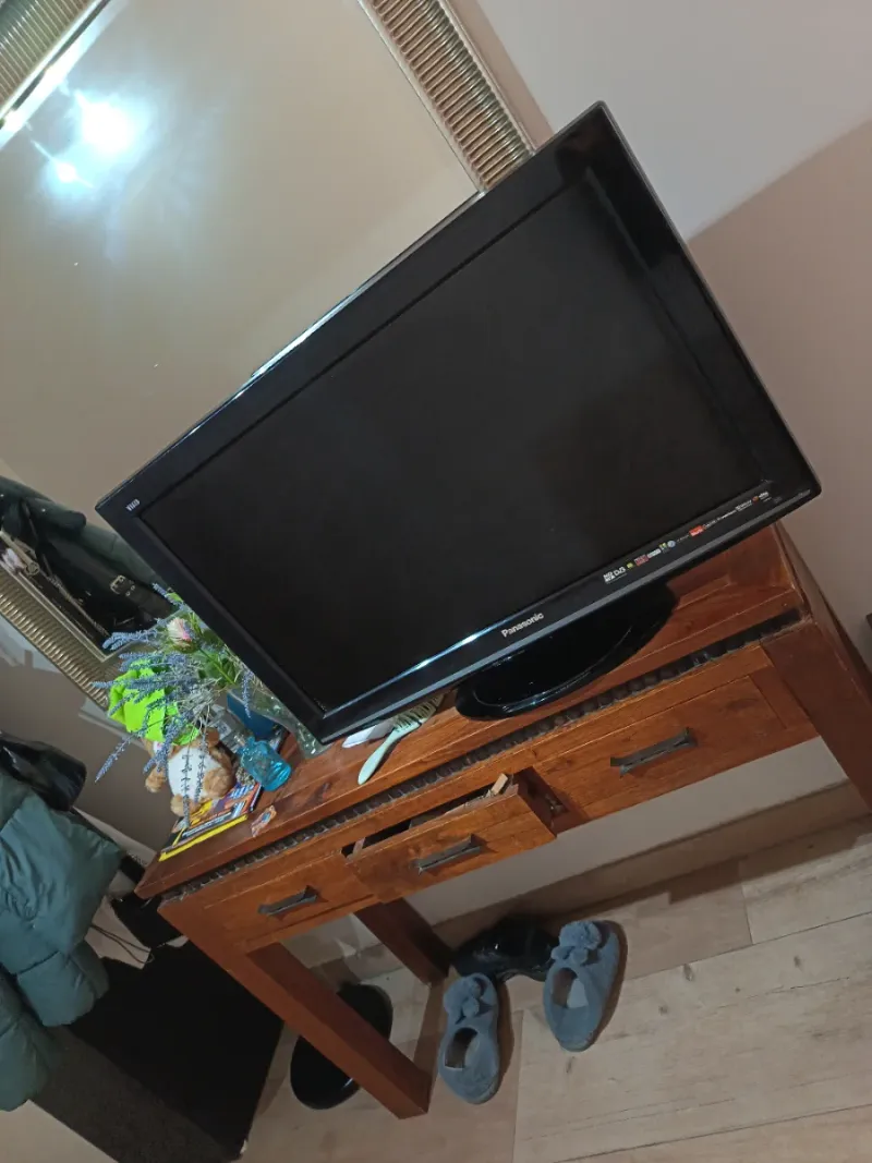 TV Panasonic HD con cables afbeelding 2