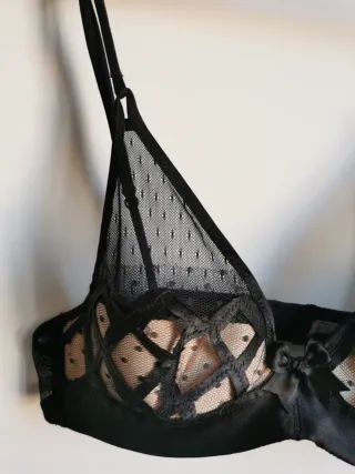 Sujetador de encaje negro con detalle de diamantes