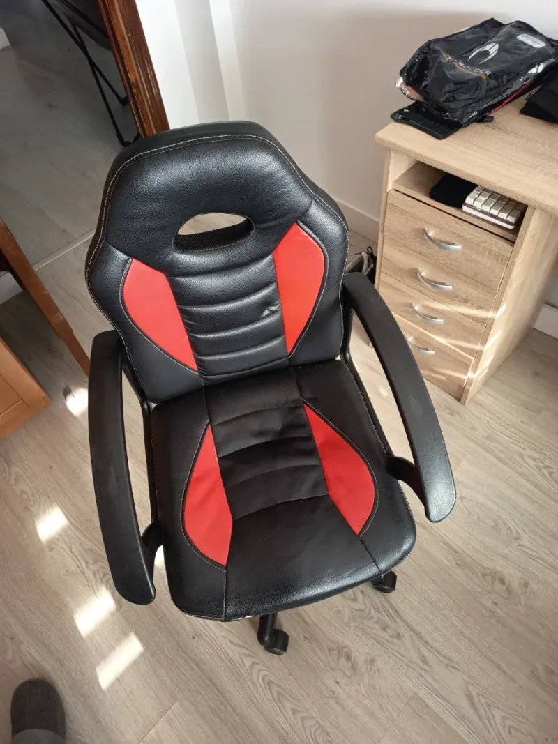 Silla gamer infantil negra y roja