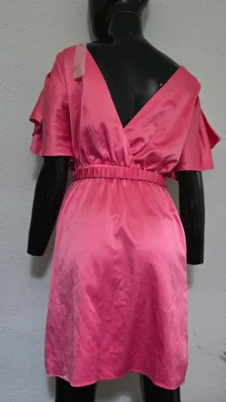 Vestido rosa con detalles dorados