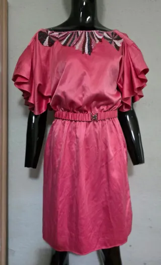 Vestido rosa con detalles dorados