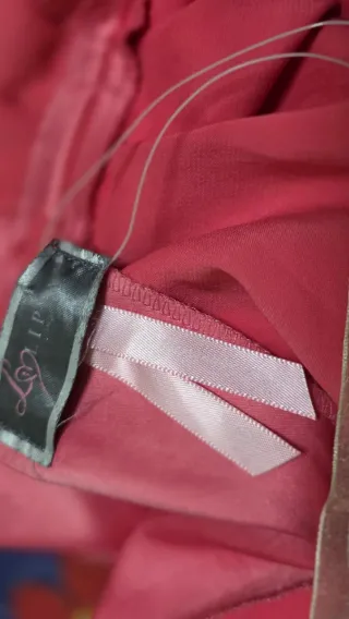 Vestido rosa con detalles dorados