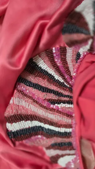 Vestido rosa con detalles dorados