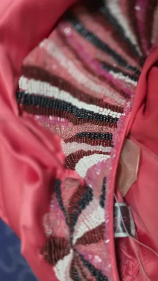 Vestido rosa con detalles dorados