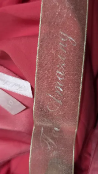 Vestido rosa con detalles dorados