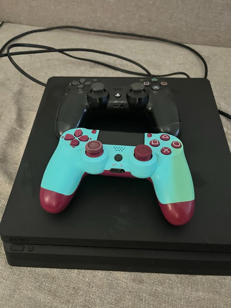 Consola PS4 500 GB + 2 Mandos