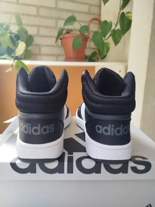 Zapatillas Adidas Negras y Blancas