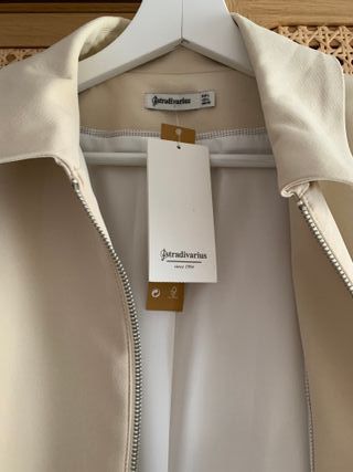 Abrigo ligero Stradivarius beige