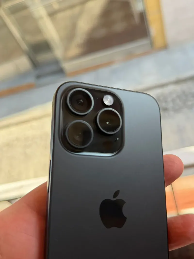 iPhone 15 pro impecable estado afbeelding 2