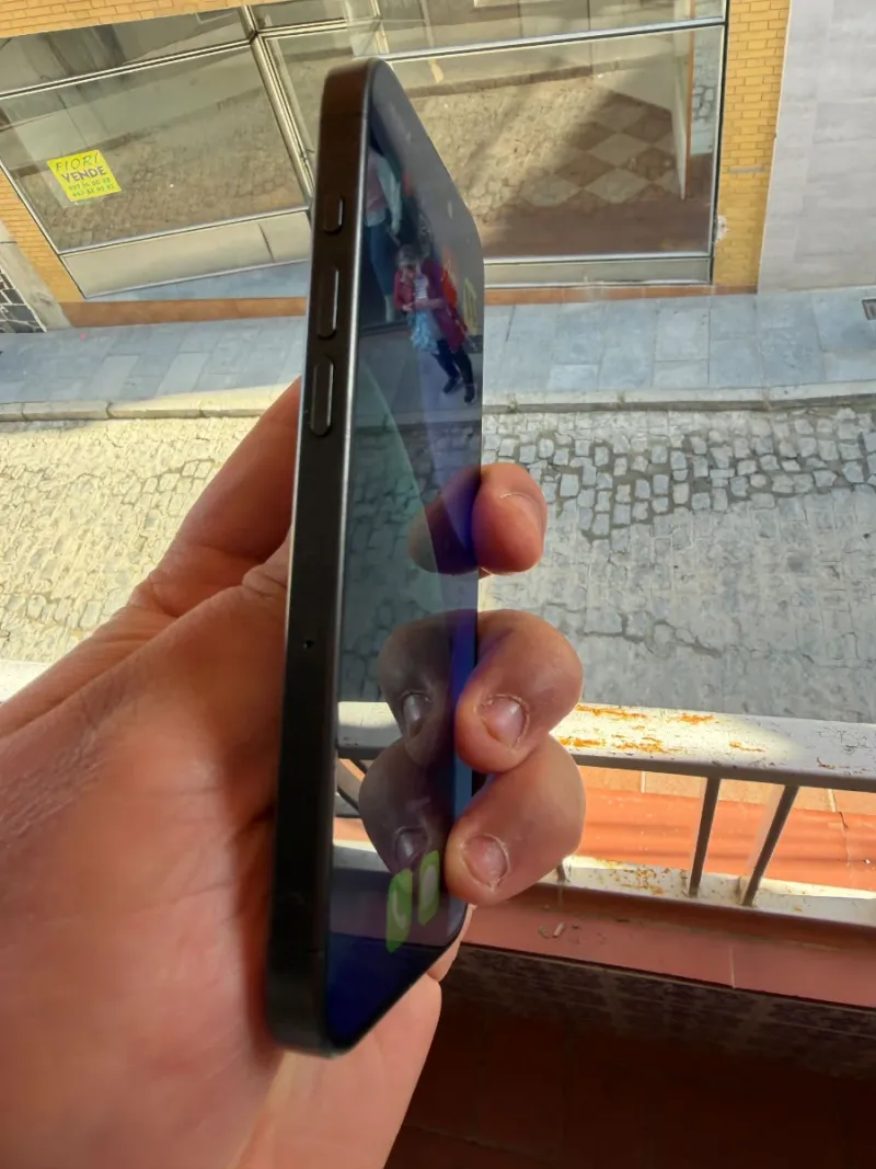 iPhone 15 pro impecable estado afbeelding 3