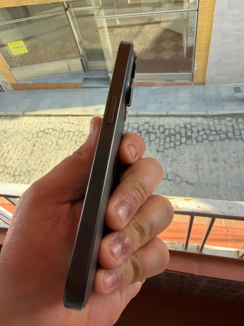 iPhone 15 pro impecable estado afbeelding 4