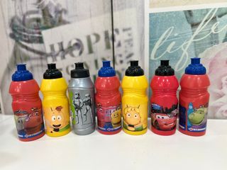 Botellas de plástico infantiles con personajes