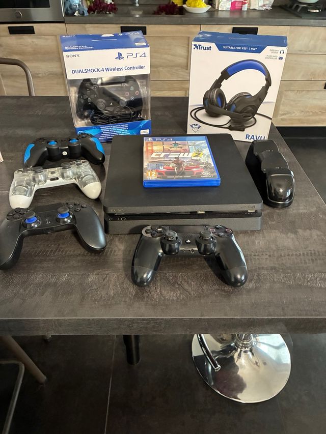 PS4 Slim Negra + Juegos y Accesorios