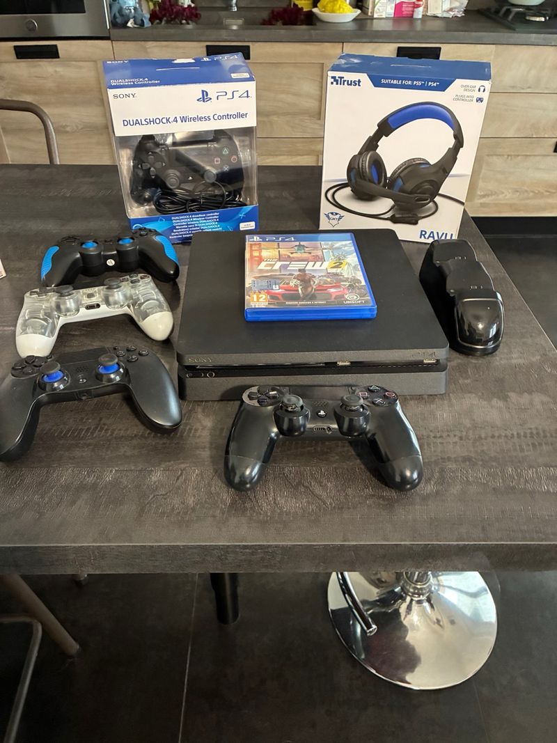 PS4 Slim Negra + Juegos y Accesorios