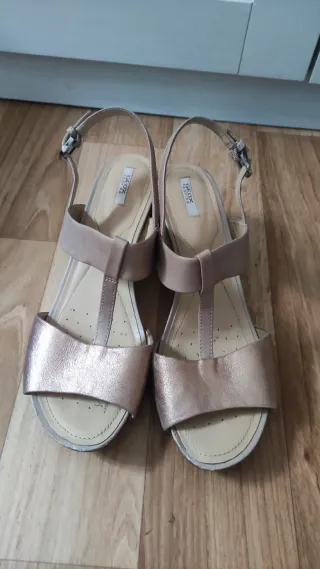 Sandalias Geox Beige y Dorado Tacon