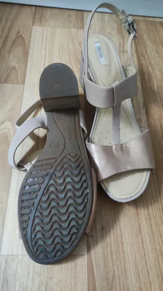 Sandalias Geox Beige y Dorado Tacon
