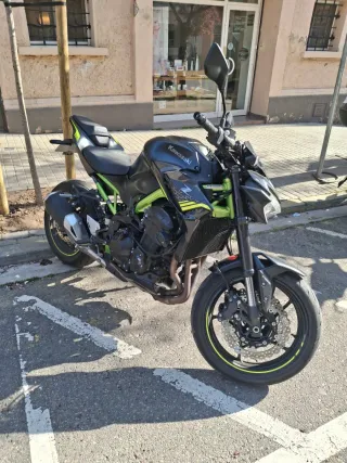 Kawasaki Z900 Negra y Verde