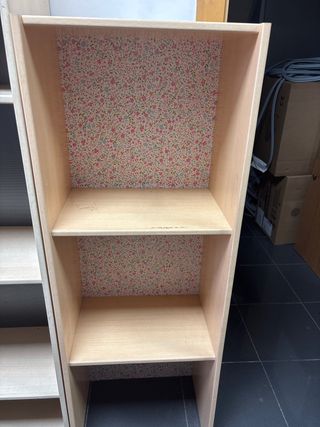 Estantería de madera con papel floral