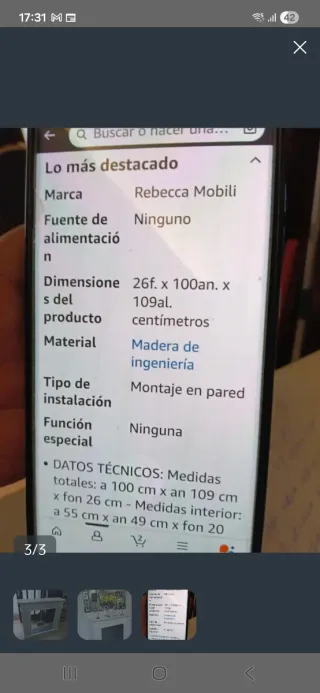 Chimenea decorativa de madera blanca.